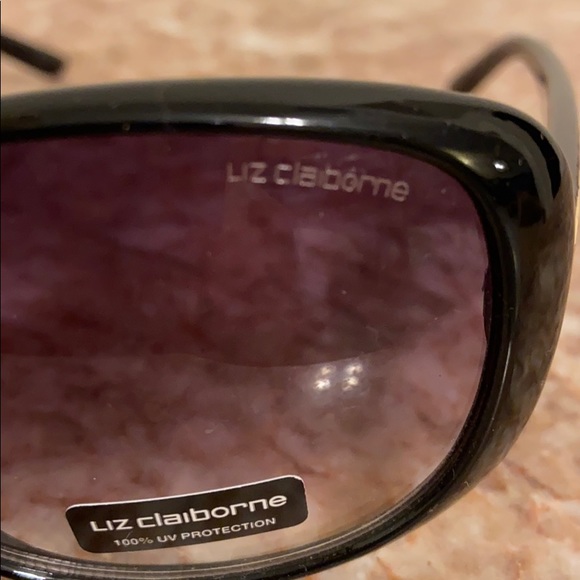 NWT - Liz Claiborne women’s sunglasses. - Picture 4 of 4